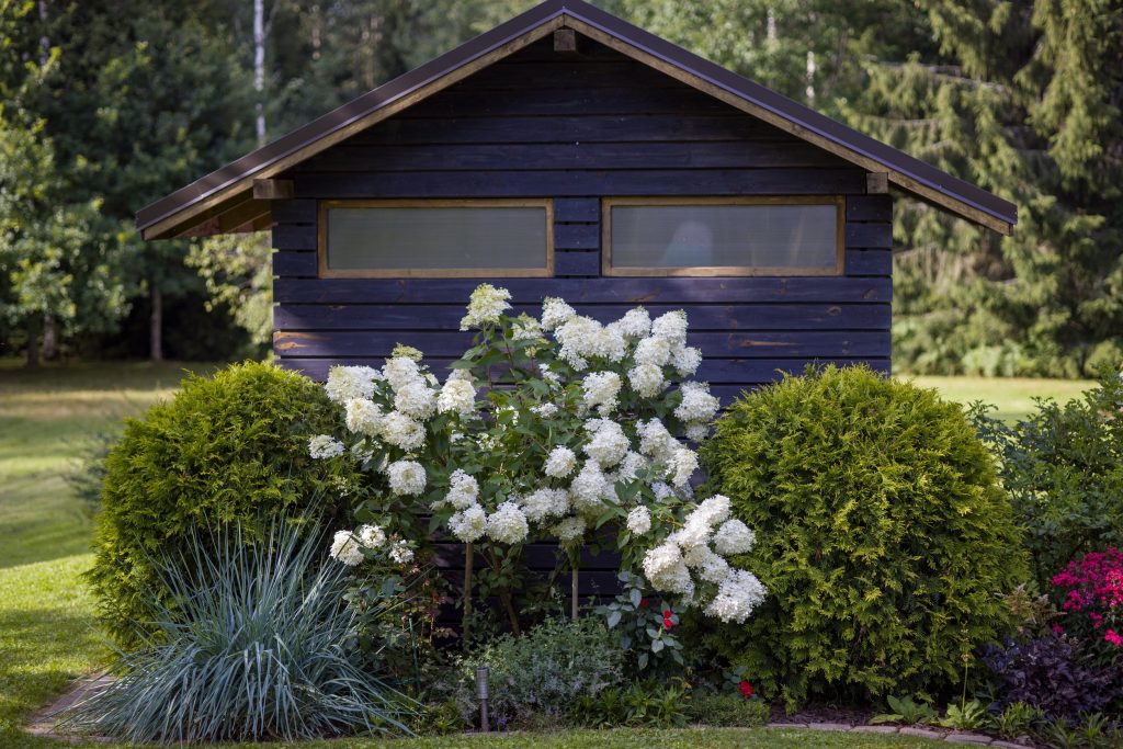 Rénover la toiture d'une cabane de jardin : les erreurs à éviter