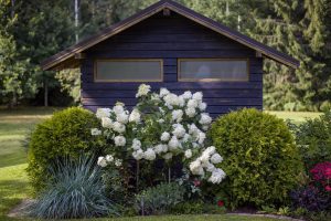 Rénover la toiture d&rsquo;une cabane de jardin : les erreurs à éviter